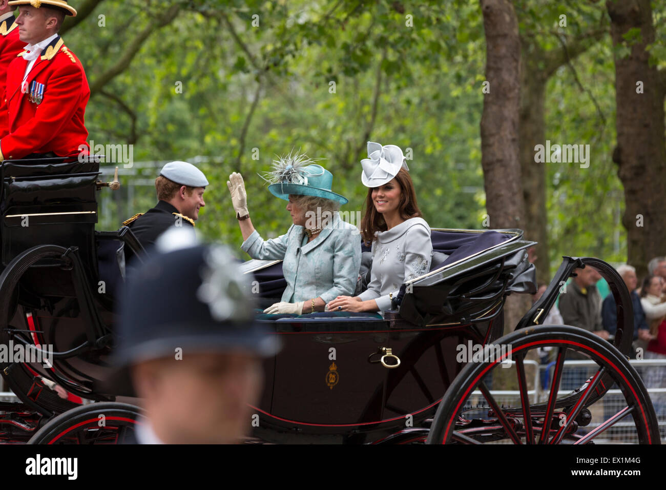 Kate Middleton, Camilla Parker Bowles & Prinz Harry in einer Kutsche auf dem Weg zu den Trooping die Farbe Zeremonie 16. Juni 2012 Stockfoto