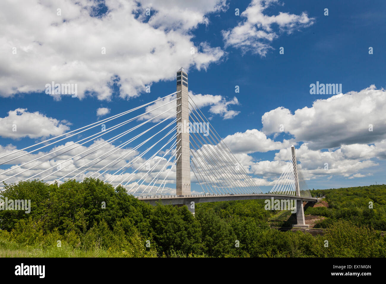 Die Schrägseilbrücke Penobscot Narrows Bridge und Sternwarte, Maine, ist Heimat der erste Aussichtsturm in den USA gebaut. Stockfoto