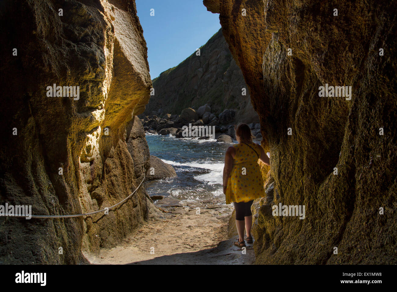 Tourist in Höhle für Dreharbeiten in Poldark verwendet Stockfoto