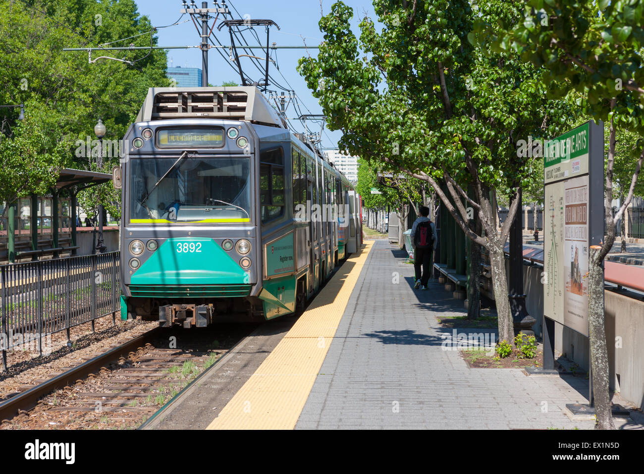 Ein ausgehende Zug auf die MBTA Huntington Avenue Line bereitet sich auf die Museum of Fine Arts (MFA) Station in Boston, Massachusetts zu fahren. Stockfoto