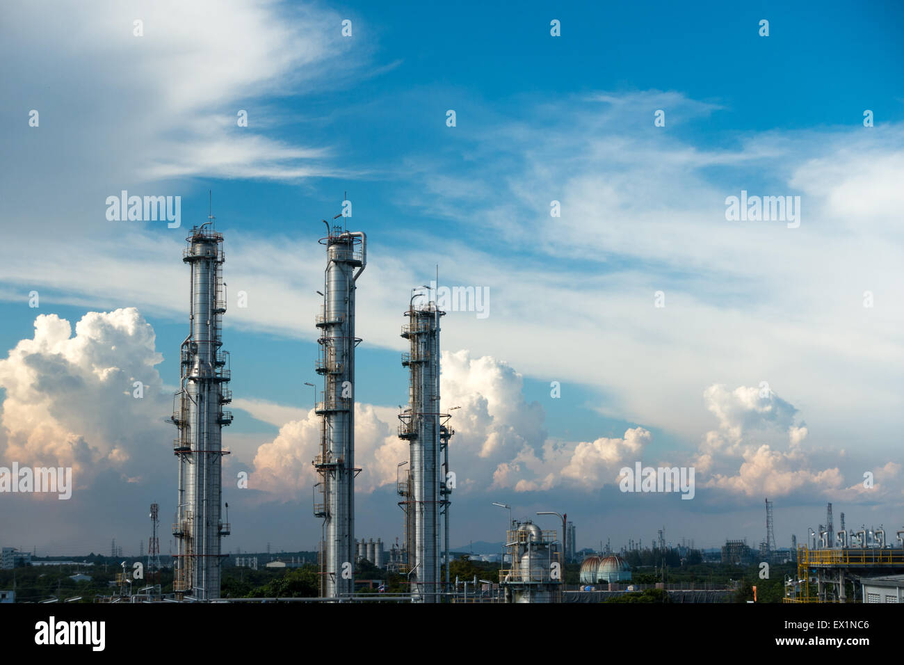 Spalten von Erdgas Prozessanlage mit blauem Himmel und Wolken-Hintergrund Stockfoto