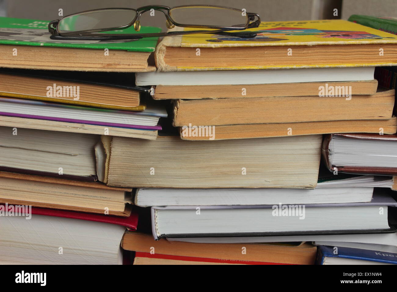 ist ein Stapel von alten Büchern, faszinierend und Gläser Stockfoto