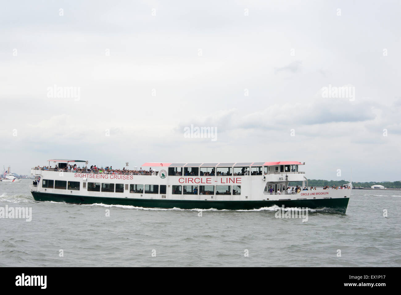 A Circle Line Sightseeing-Boot im Hafen von New York. Stockfoto