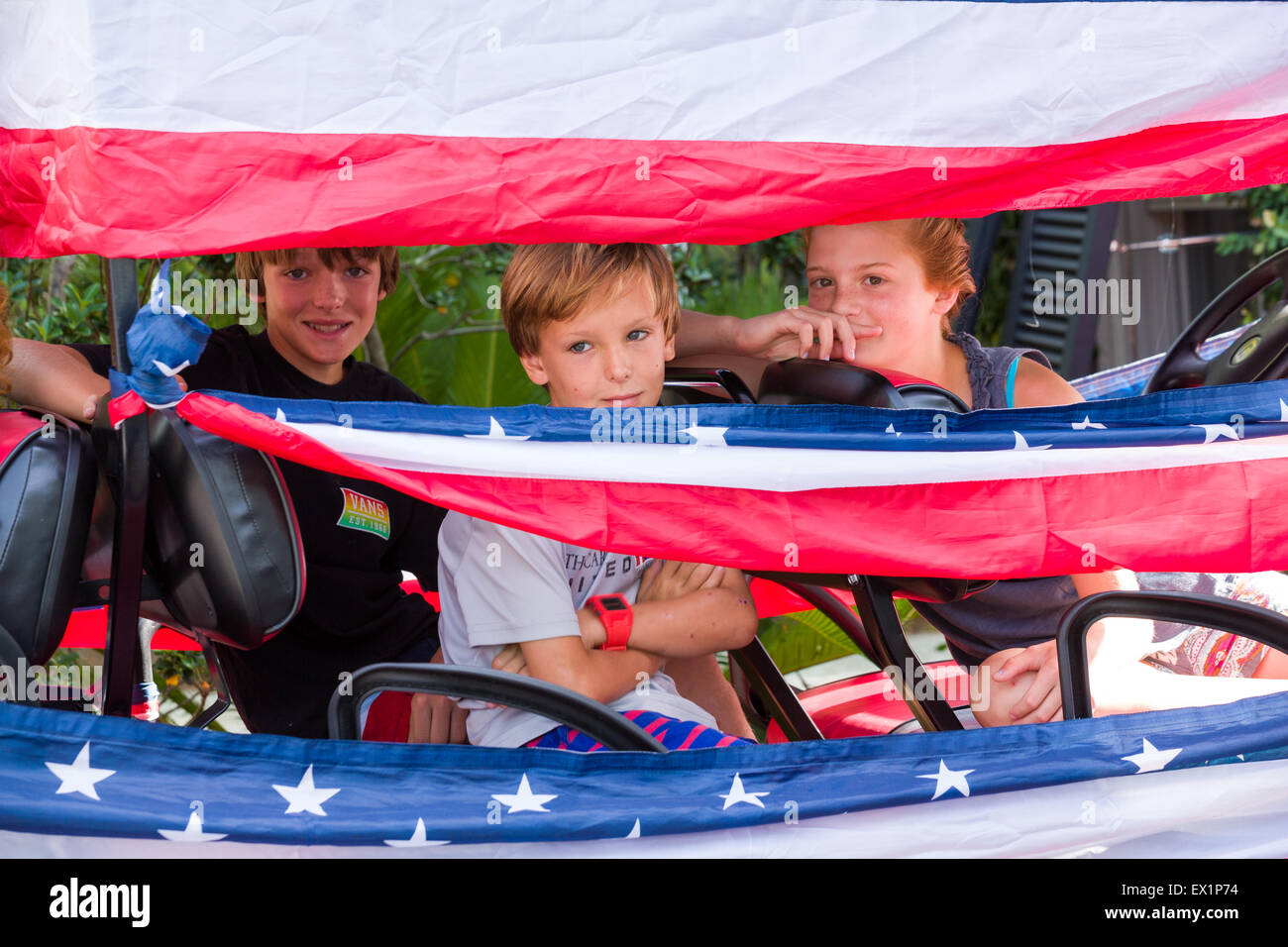 South Carolina, USA. 4. Juli 2015. Kleine Kinder Höhepunkt heraus hinter patriotischen Bunting in ihren Golfwagen während der I'On Nachbarschaft Independence Day Parade 4. Juli 2015 in Mt. Pleasant, South Carolina. Stockfoto