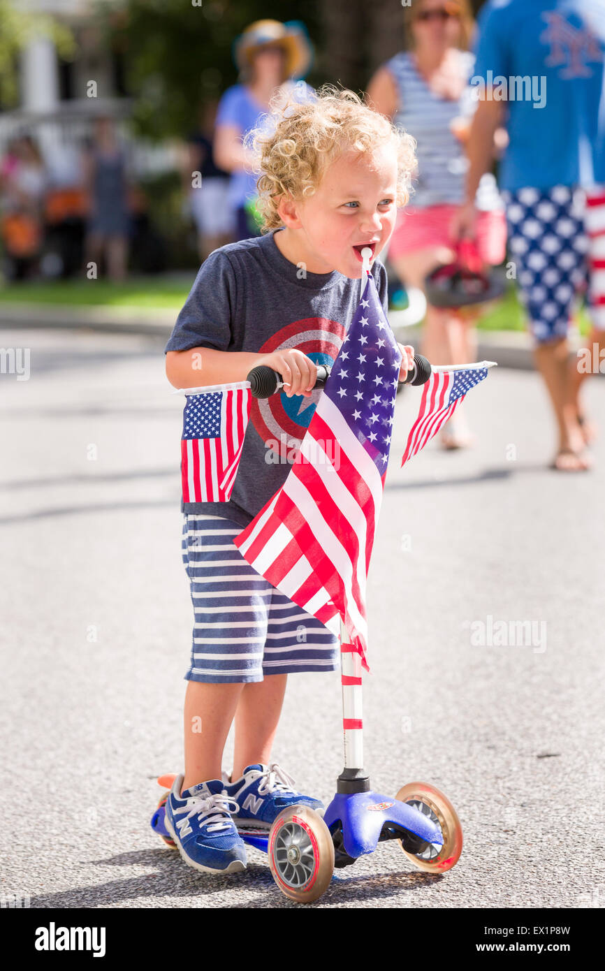 South Carolina, USA. 4. Juli 2015. Ein kleiner Junge reitet einen Push-Roller in blau, rot und weiß geschmückt, während der I'On Nachbarschaft Independence Day Parade 4. Juli 2015 in Mt. Pleasant, South Carolina. Stockfoto