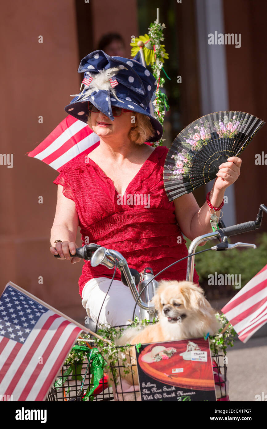 South Carolina, USA. 4. Juli 2015. Eine Frau und ihr Hund fahren ein Dreirad in rot, weiß und blau eingerichtet, während der I'On Nachbarschaft Independence Day Parade 4. Juli 2015 in Mt. Pleasant, South Carolina. Stockfoto