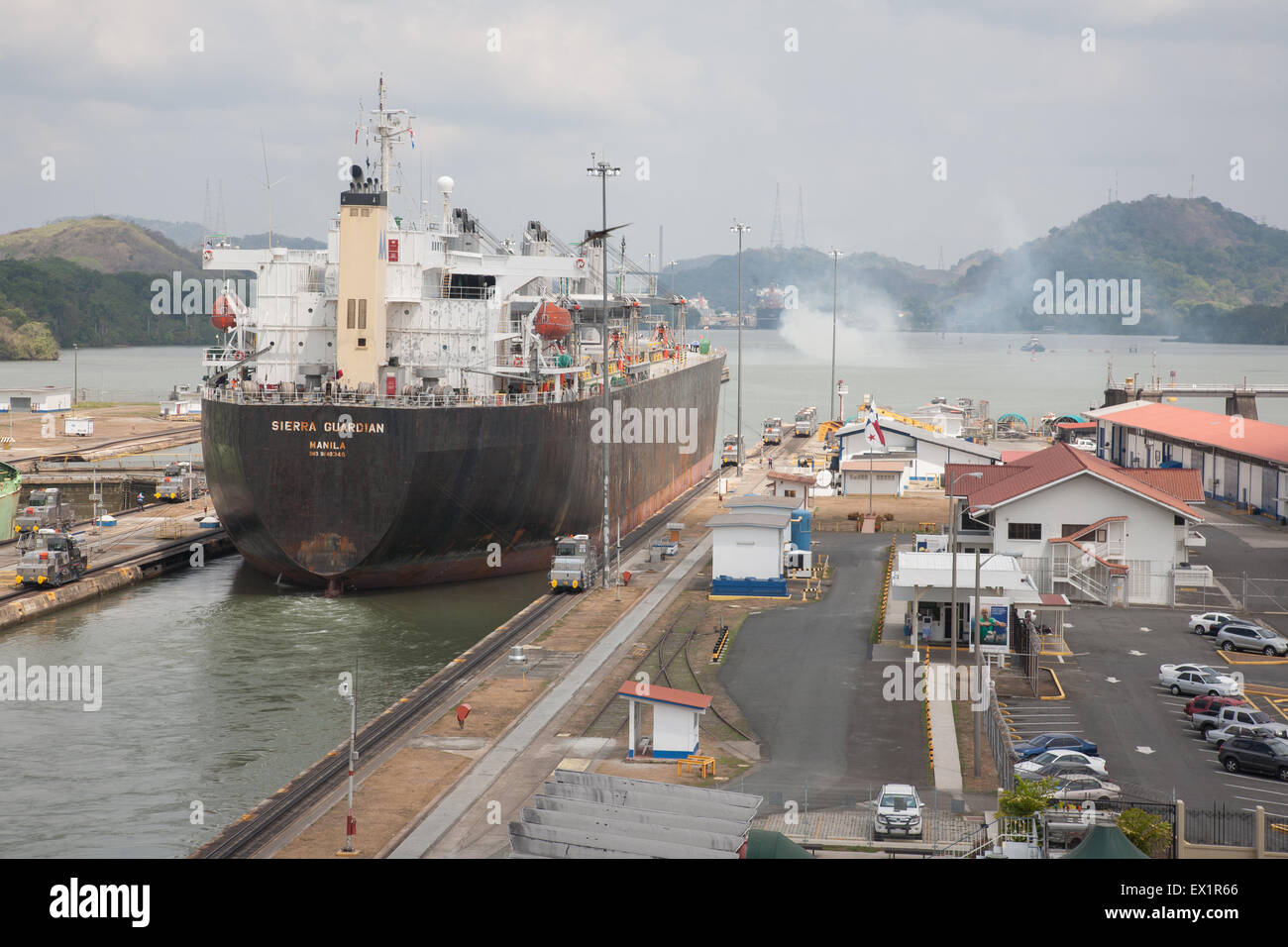 Das Schiff im Mirafores Schloss im Panamakanal Stockfoto