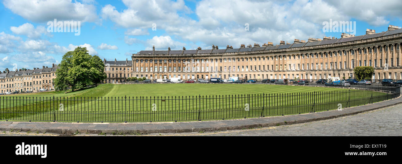 The Royal Crescent, eine Reihe von 30 Reihenhäusern, die in einem weitläufigen Halbmond in Bath, Somerset, England, angelegt sind Stockfoto The Royal Crescent, eine Reihe von 30 Reihenhäusern, die in einem weitläufigen Halbmond in Bath, Somerset, England, angelegt sind Stockfoto