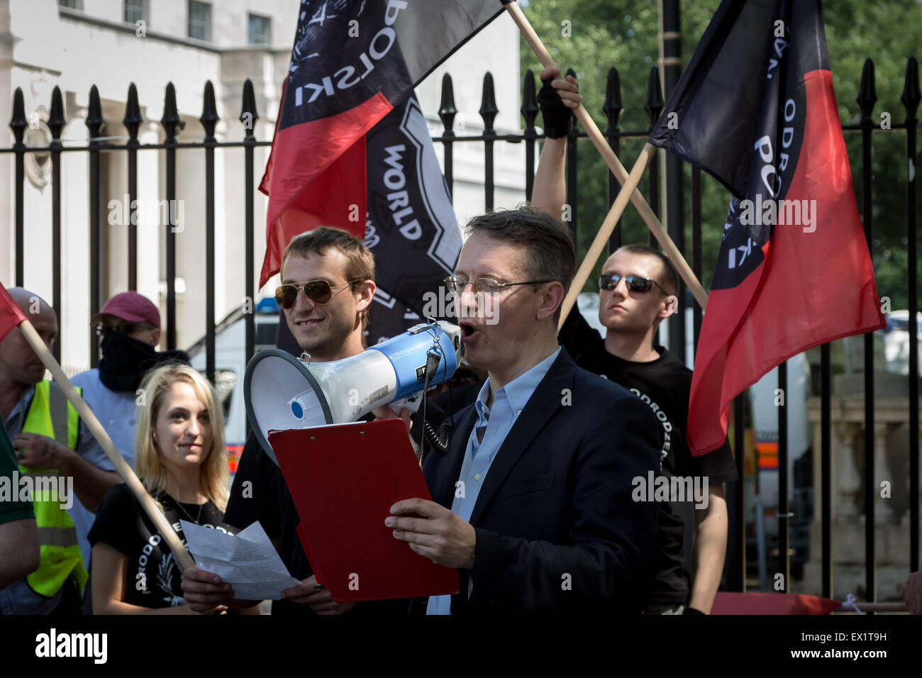 London, UK. 4. Juli 2015. Rechtsextreme New Dawn Gruppenphase antijüdische protestieren gegenüberliegenden Downing Street Credit: Guy Corbishley/Alamy Live News Stockfoto