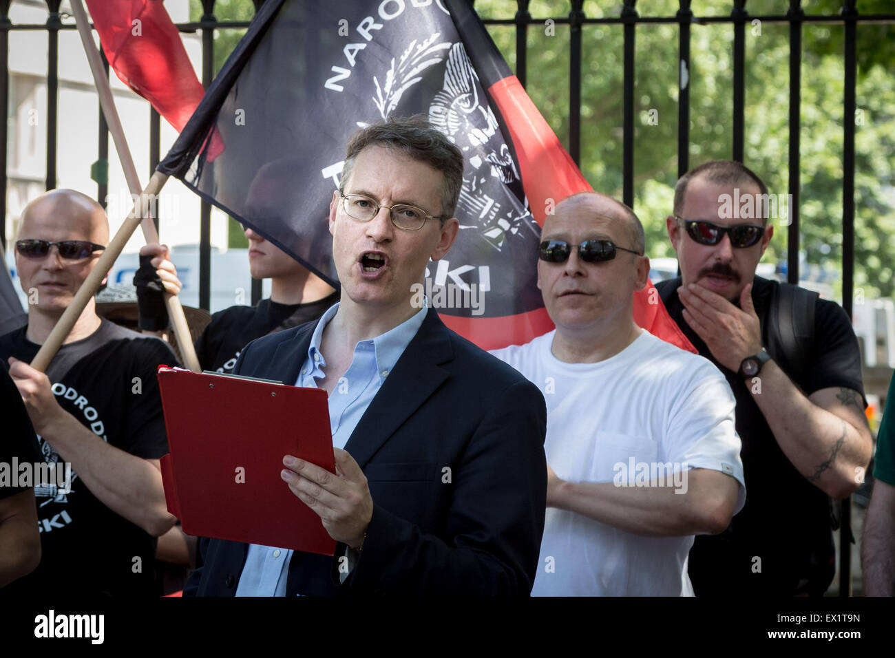 London, UK. 4. Juli 2015. Rechtsextreme New Dawn Gruppenphase antijüdische protestieren gegenüberliegenden Downing Street Credit: Guy Corbishley/Alamy Live News Stockfoto