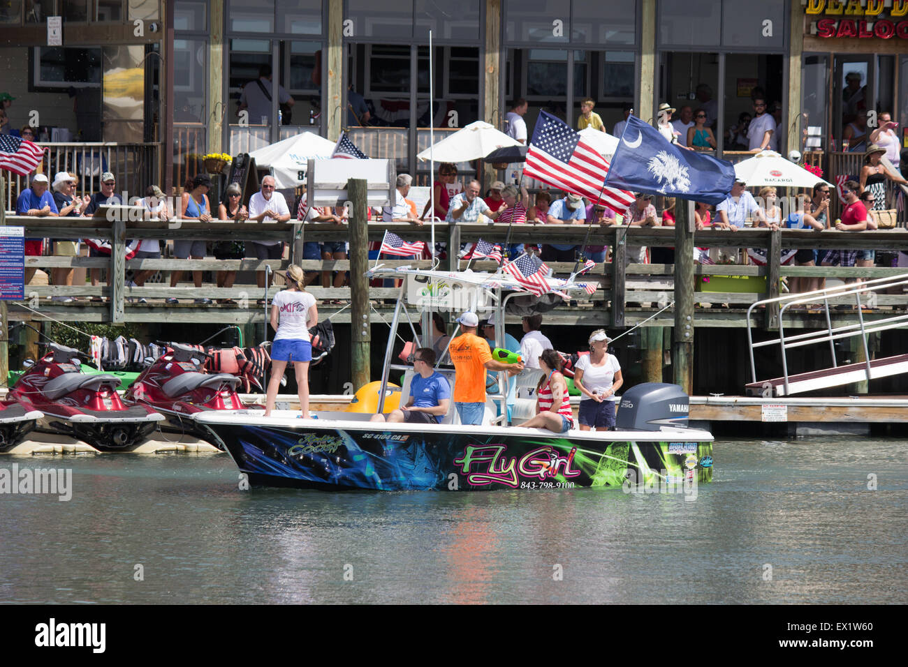 Murrells Inlet, South Carolina, USA. 4. Juli 2015. Murrells Inlet Südcarolina USA 32. jährlichen 4. Juli Bootsparade ist eine jährliche patriotischen Einlass-Tradition, dieses Jahre Thema ist "Rote, weiße & südlichen" Credit: Robert Davis/Alamy Live News Stockfoto