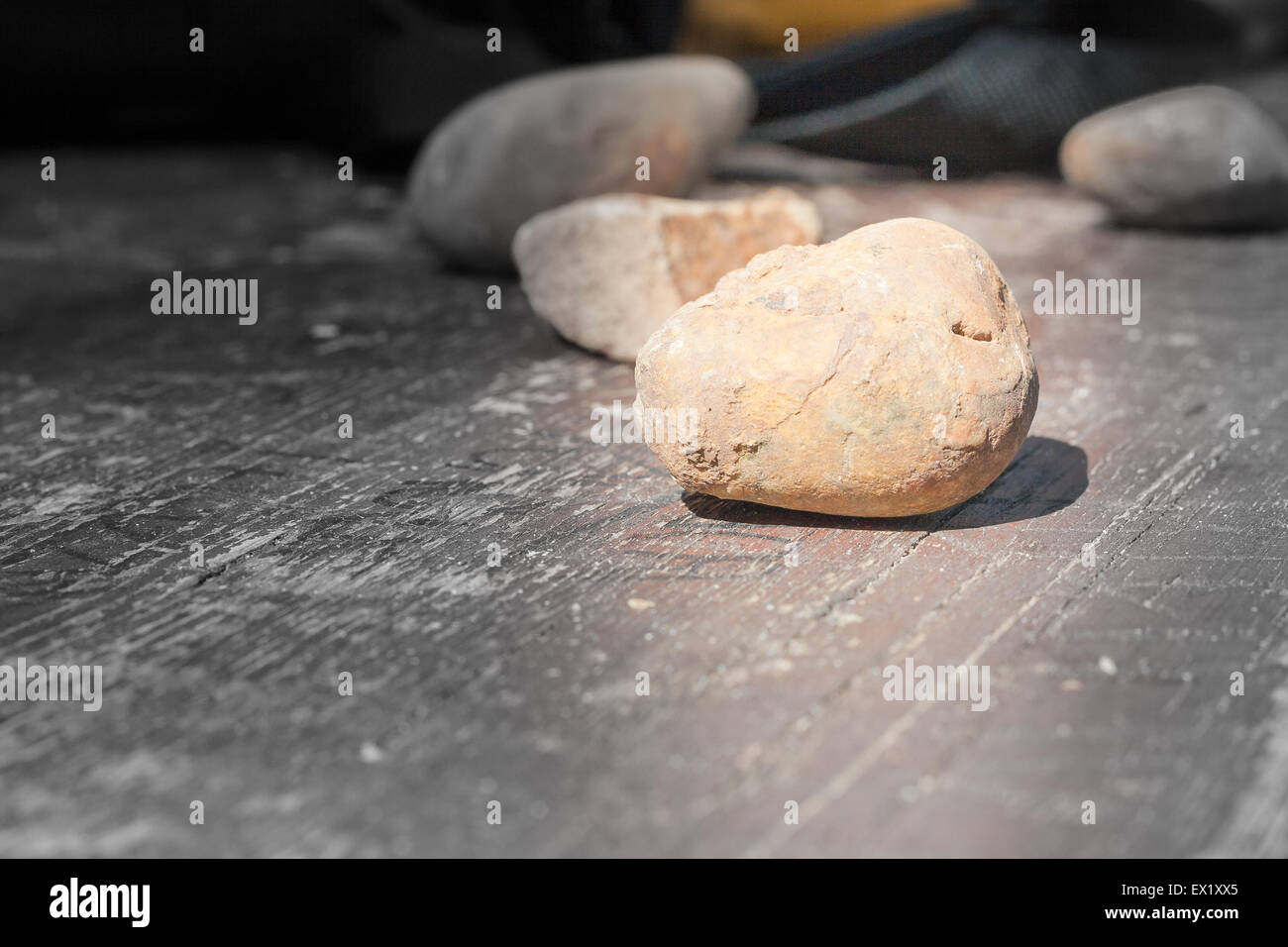 Steinen ausgekleidet Holz. Nahaufnahme von Steinen auf einem Holztisch Stockfoto