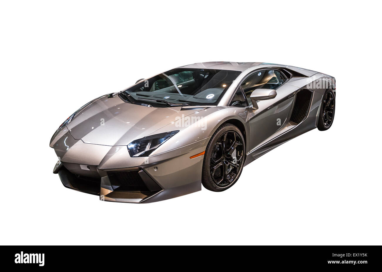Nahaufnahme eines luxuriösen Lamborghini Aventador Sportwagens isoliert auf einem weißen Hintergrund. Stockfoto