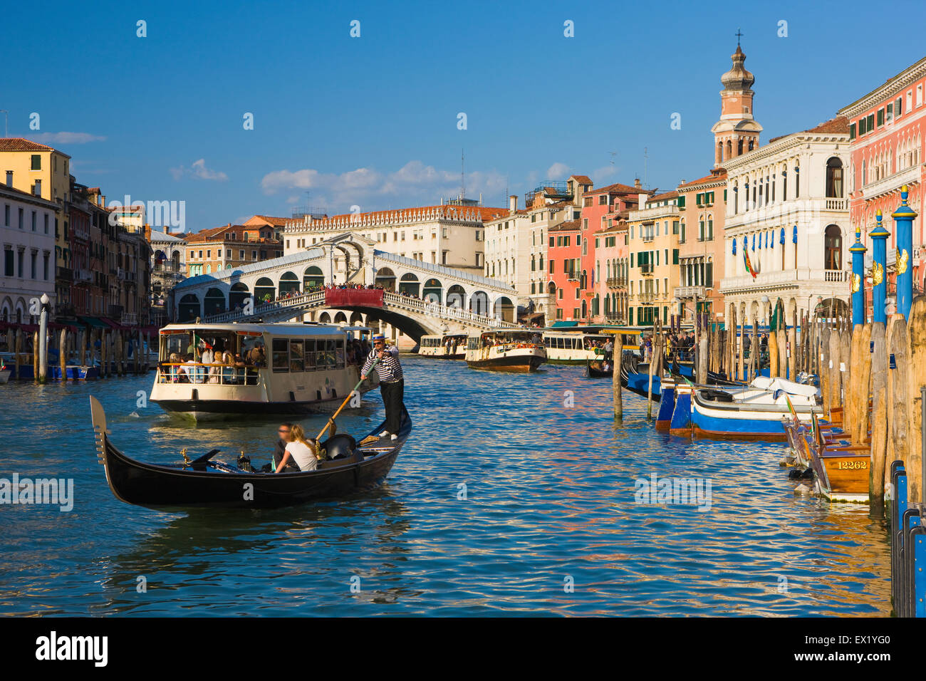 Gondel auf dem Canale Grande mit der Rialtobrücke im Hintergrund, Venedig, Italien Stockfoto