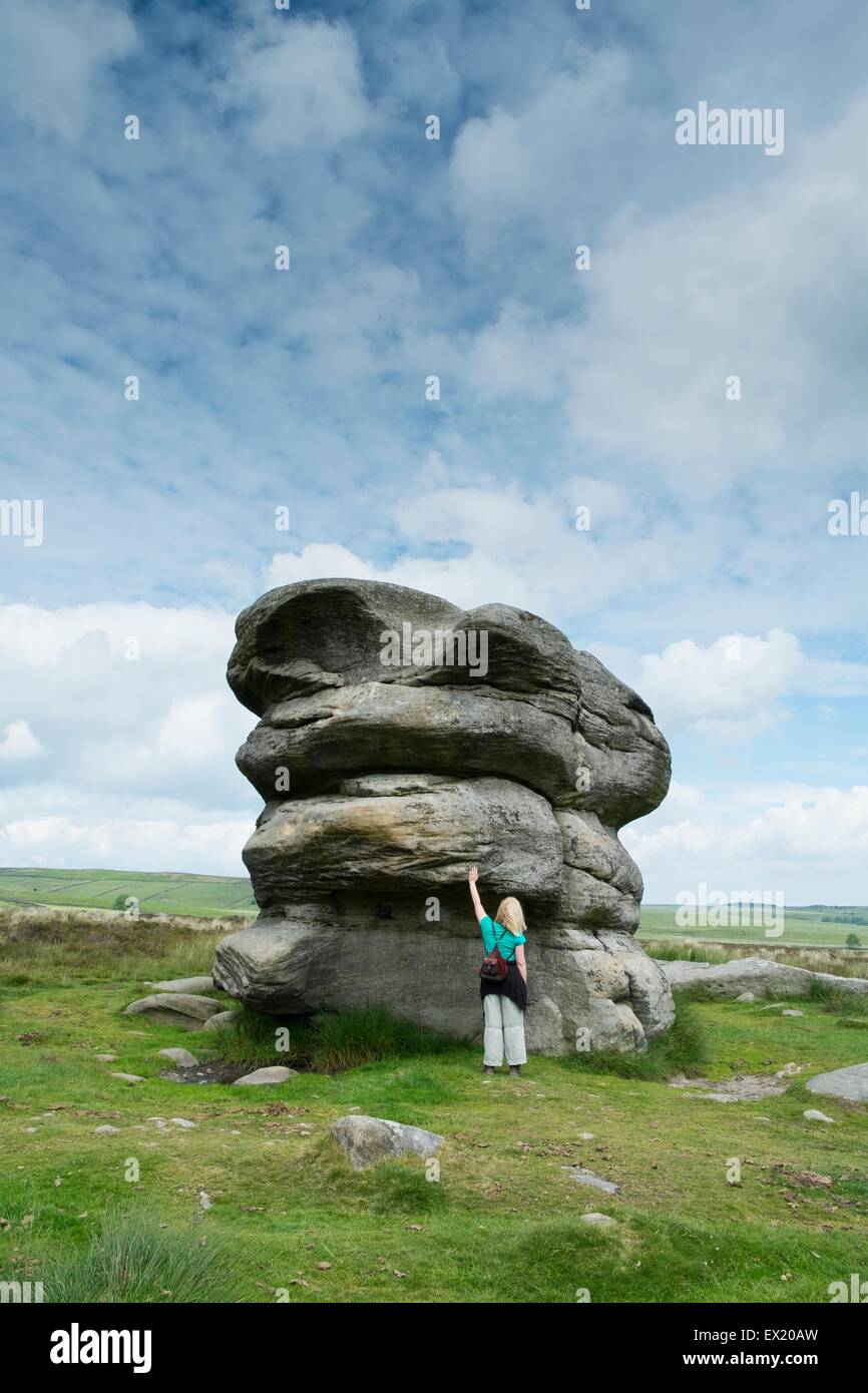 Weibliche Touristen auf den Adler Stein Baslow hochkant Stockfoto