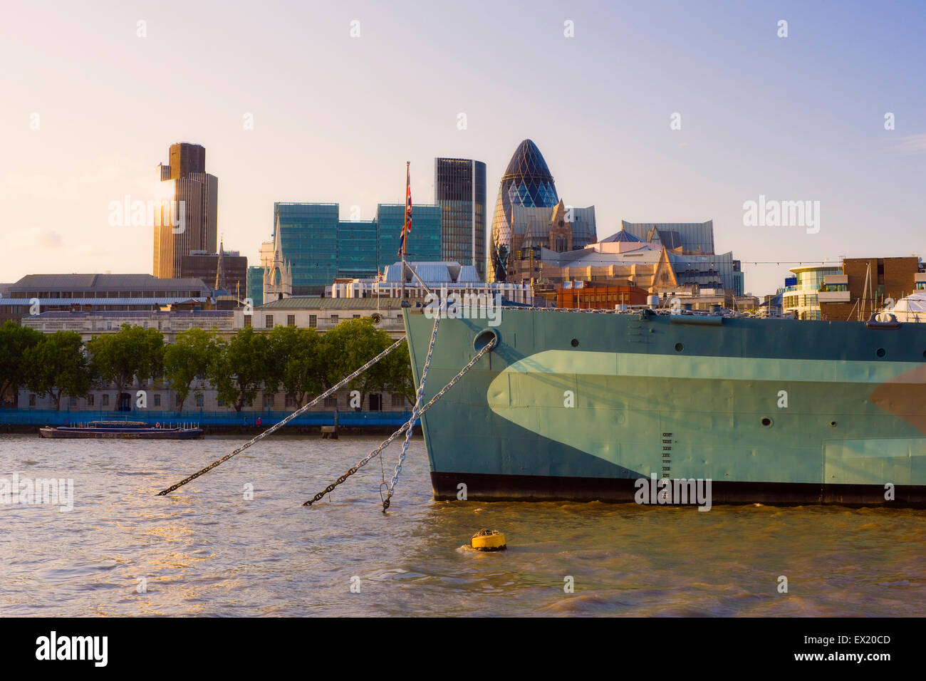 Bürogebäude und die HMS Belfast festgemacht an der Themse, London, Vereinigtes Königreich Stockfoto