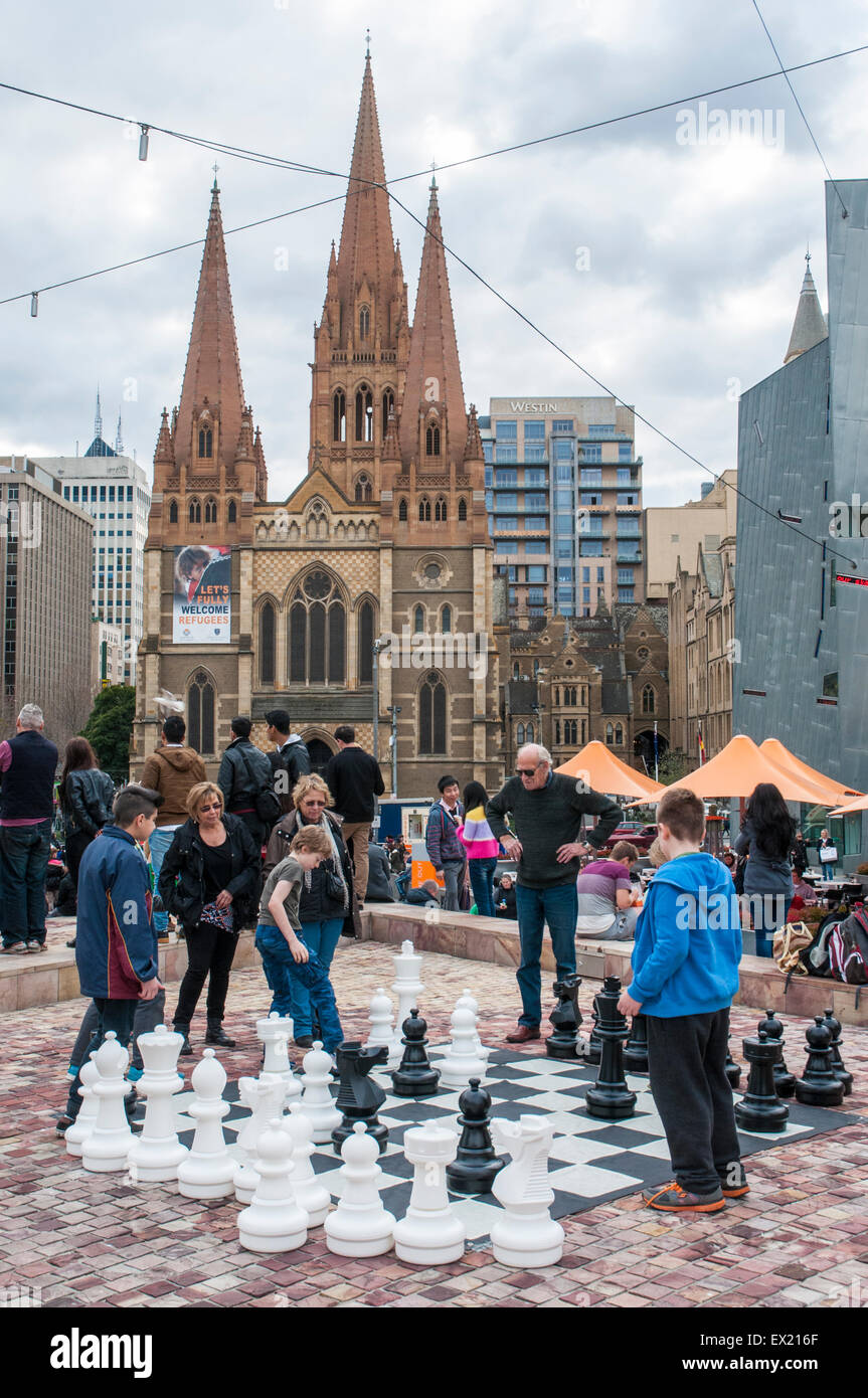 Freiluft-Schachspiel in der Federation Square, vor St. Pauls Cathedral, Melbourne Stockfoto