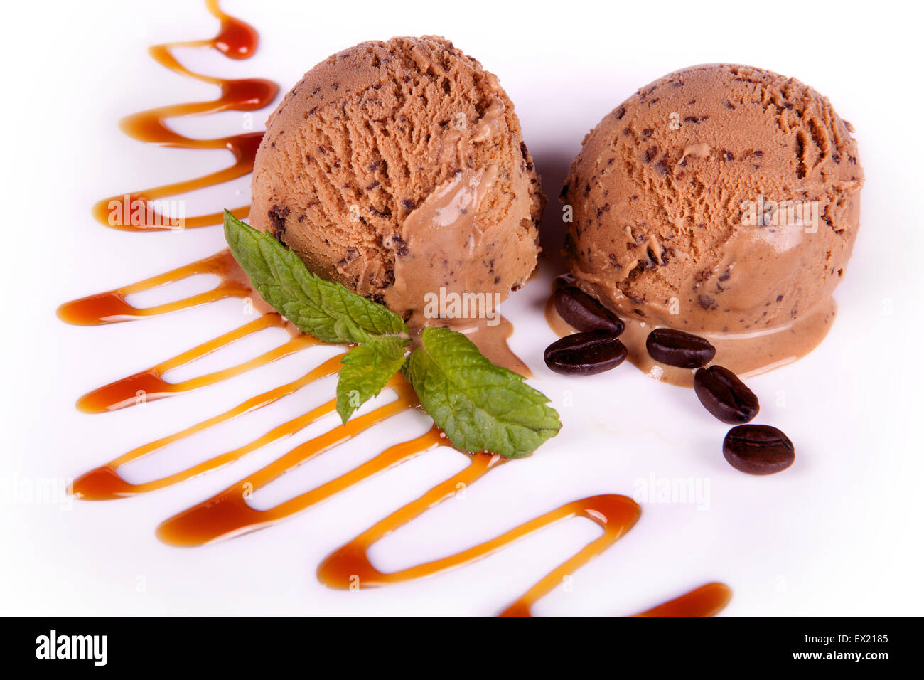 Mokka oder Kaffee Eis Creme Dessert mit Karamell-sauce Stockfoto