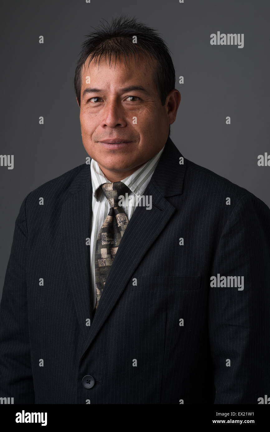 Hispano-Amerikaner Geschäftsmann lächelnd in einem Business-Anzug posieren für ein Porträt Stockfoto