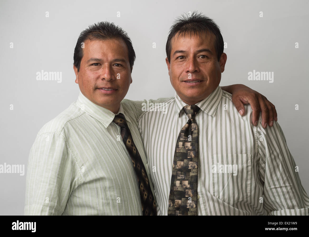 Hispanische Geschäftsleute, Büroangestellte lächelt, auf der Suche nach freundlichen. Stockfoto