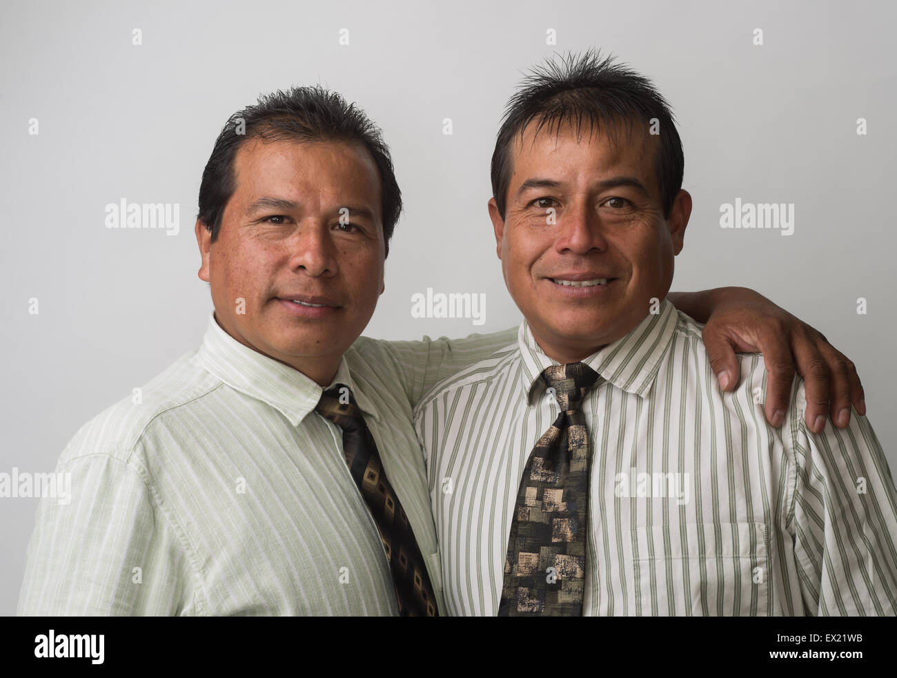 Hispanische Geschäftsleute, Büroangestellte lächelt, auf der Suche nach freundlichen. Stockfoto