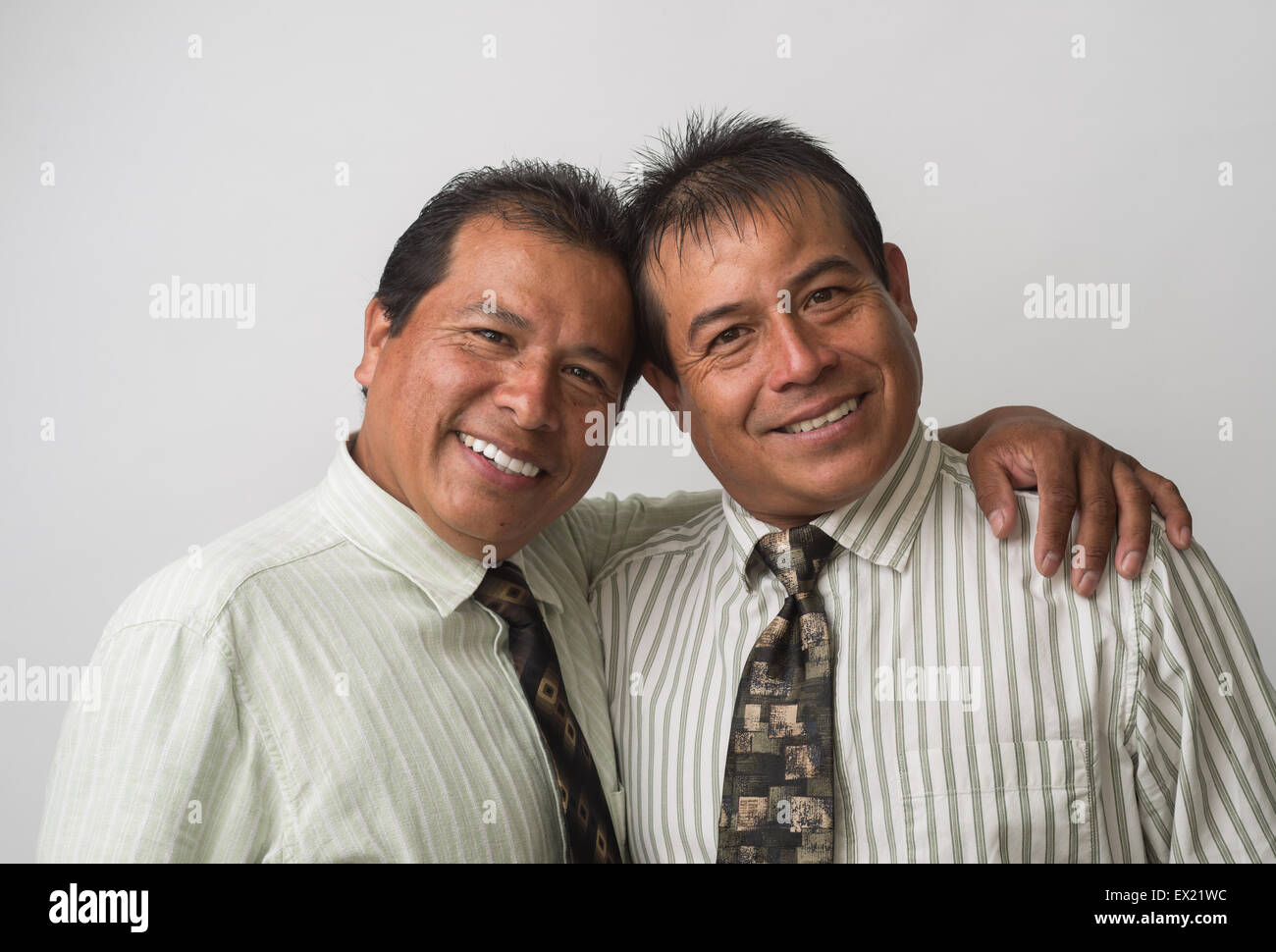 Hispanische Geschäftsleute, Büroangestellte lächelt, auf der Suche nach freundlichen. Stockfoto