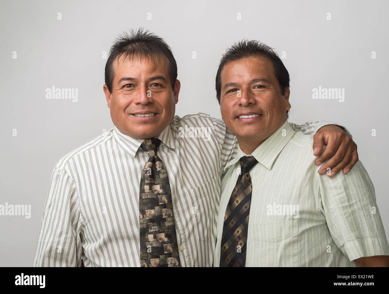 Hispanische Geschäftsleute, Büroangestellte lächelt, auf der Suche nach freundlichen. Stockfoto