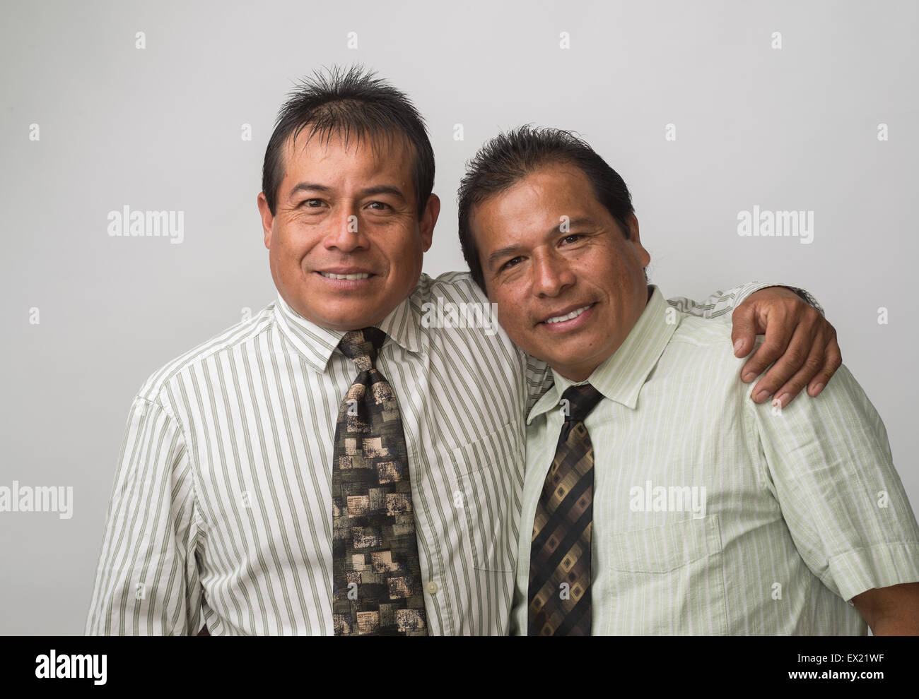 Hispanische Geschäftsleute, Büroangestellte lächelt, auf der Suche nach freundlichen. Stockfoto