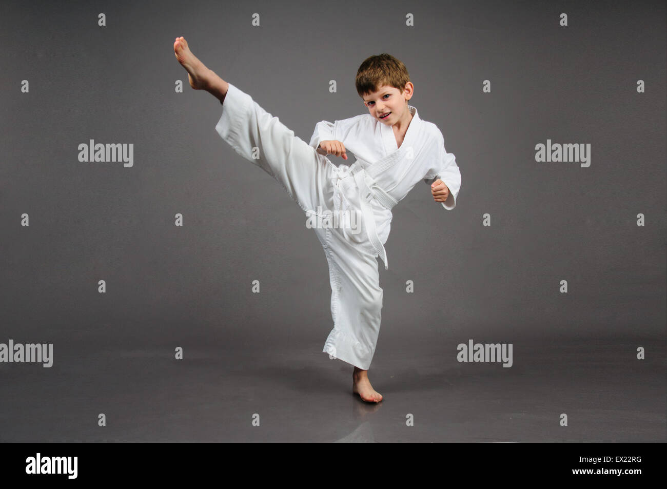 Karate-junge im weißen kimono Stockfoto
