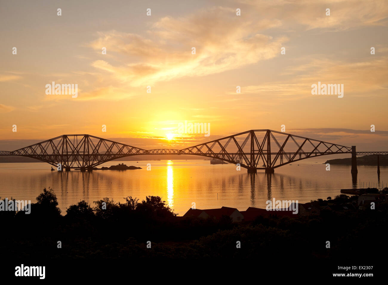 South Queensferry, Edinburgh, Schottland. 5. Juli 2015. Wie die Sonne hinter die Forth Rail Bridge das treffen, die in Bonn erhebt zu entscheiden, ob die Forth Rail Bridge Schottlands UNESCO-Welterbestätten gewordenes sollte im Gange war, wurde bekannt gegeben, dass die Inspektoren entschieden haben, dass die Struktur zur Genehmigung empfohlen werden sollte, beschreibt es als "außergewöhnliche Meilenstein in der Geschichte der Brückenbau". Mitglieder des Welterbe-Komitee der Vereinten Nationen begann ihre dreitägige Treffen in Deutschland am 3. Juli. Stockfoto