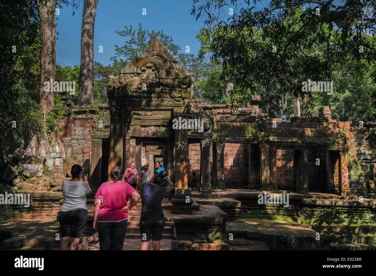 Touristen fotografieren an Ruinen des Tempels Preah Khan, Angkor, Kambodscha. Stockfoto