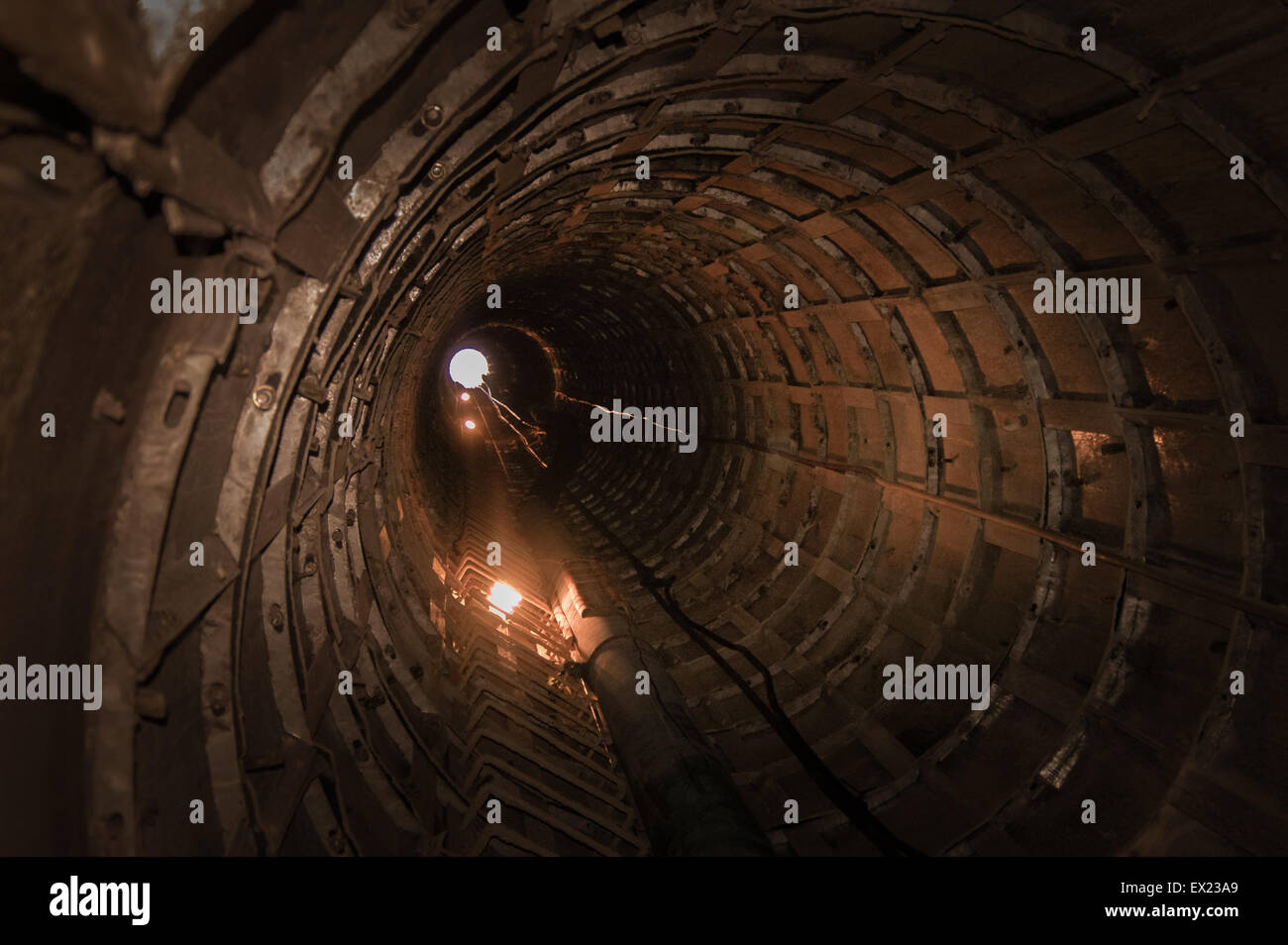 Ein vertikaler Tunnel diente als Eingang sowie als Kanal für das geplante hydraulische Wasserfördersystem in Gunungkidul, Yogyakarta, Indonesien. Stockfoto