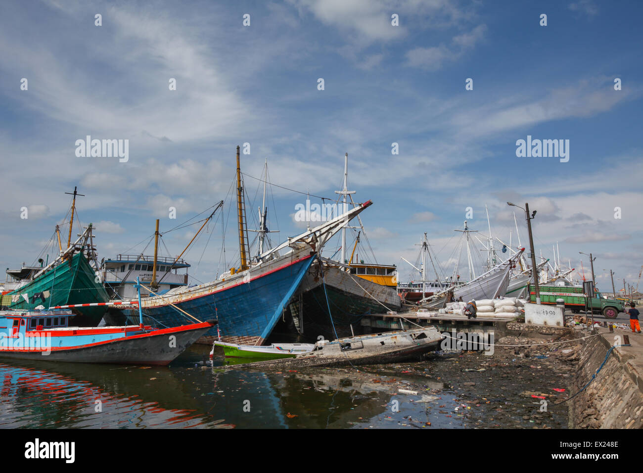 Pinisi-Boote im Hafen von Paotere in Ujung Tanah, Makassar, Süd-Sulawesi, Indonesien. Stockfoto