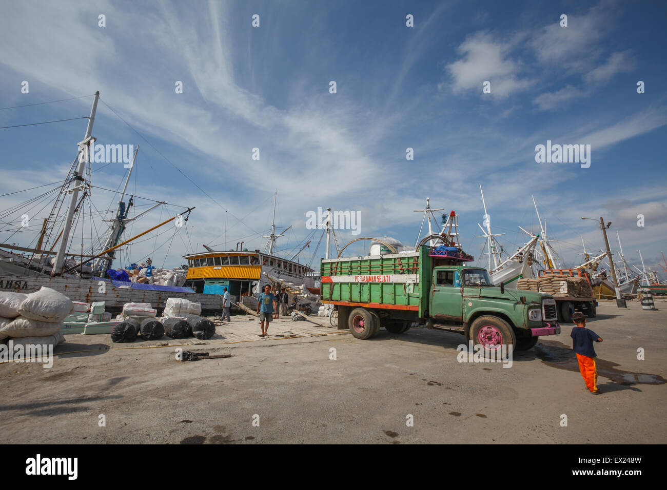 Blick auf den traditionellen Hafen von Paotere in Süd-Sulawesi, Indonesien. Stockfoto