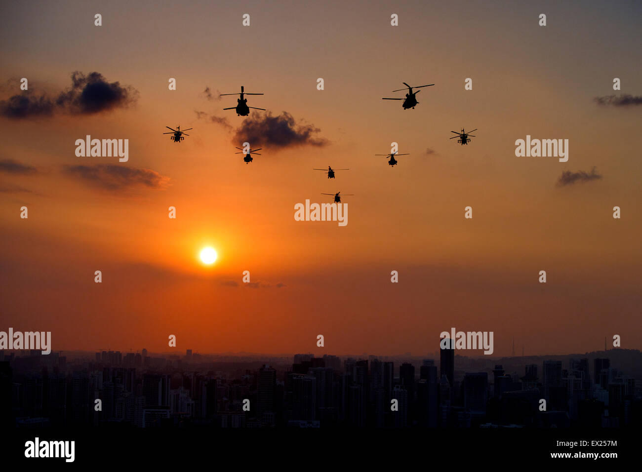 SG50 National Day Parade (NDP) Hubschrauber Durchflug Probe während des Sonnenuntergangs Stockfoto