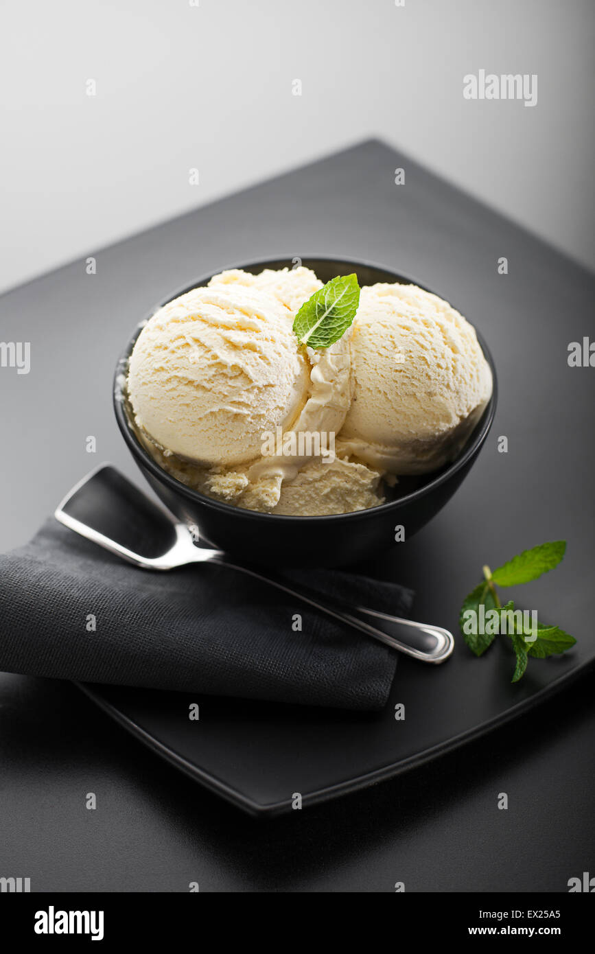 Eis auf einem schwarzen Hintergrund hautnah Stockfoto