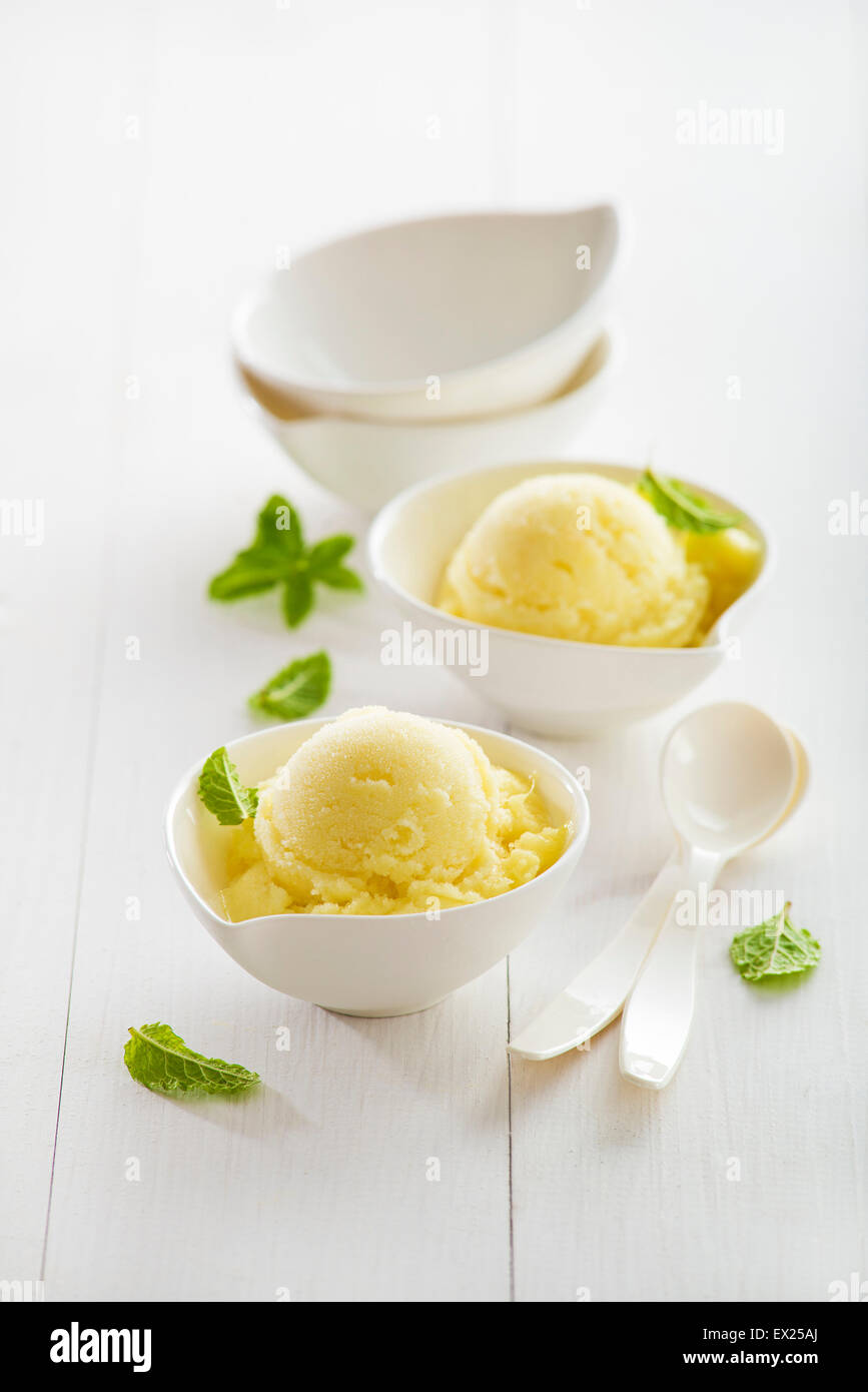 Frisches Obst Sorbet Eis in eine Schüssel weiß Stockfotografie Alamy