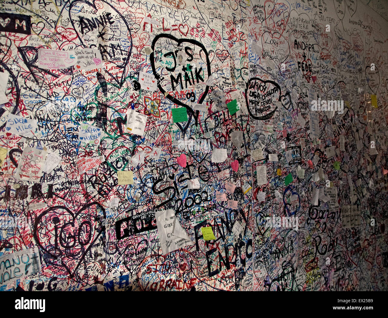 Wand mit romantischen Nachrichten an Julias Haus, Romeo und Julia. Verona, Italien. Stockfoto