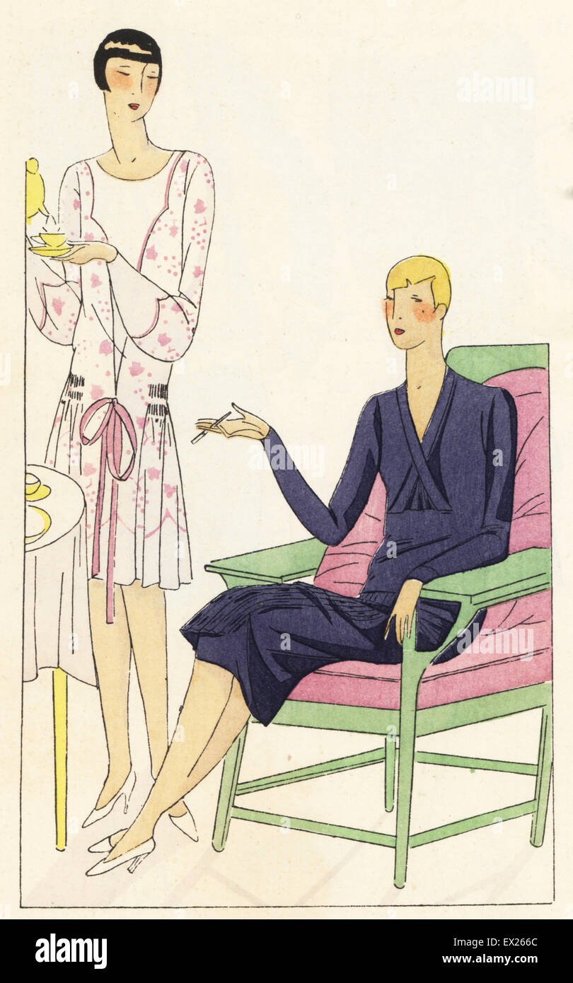 Frau trinkt Tee in einem Nachmittag Kleid bestickt Musselin und Frau raucht eine Zigarette in ein Kleid aus plissiertem Crêpe De Chine, 1927. Lithographie mit Pochoir (Schablone) Handcolour aus der Luxusmode-Magazin, Kunst, Gicht, Beaute, Paris, 1927. Stockfoto