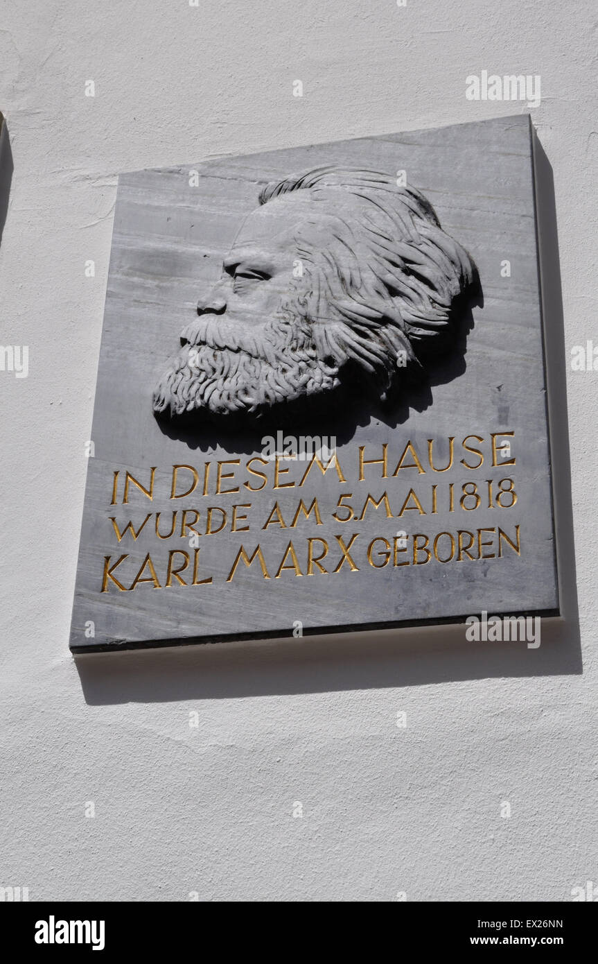 Gedenktafel am Geburtshaus von Karl Marx in Trier, Deutschland. Das Haus ist heute ein Museum zu seinem Leben und Werk gewidmet. Stockfoto