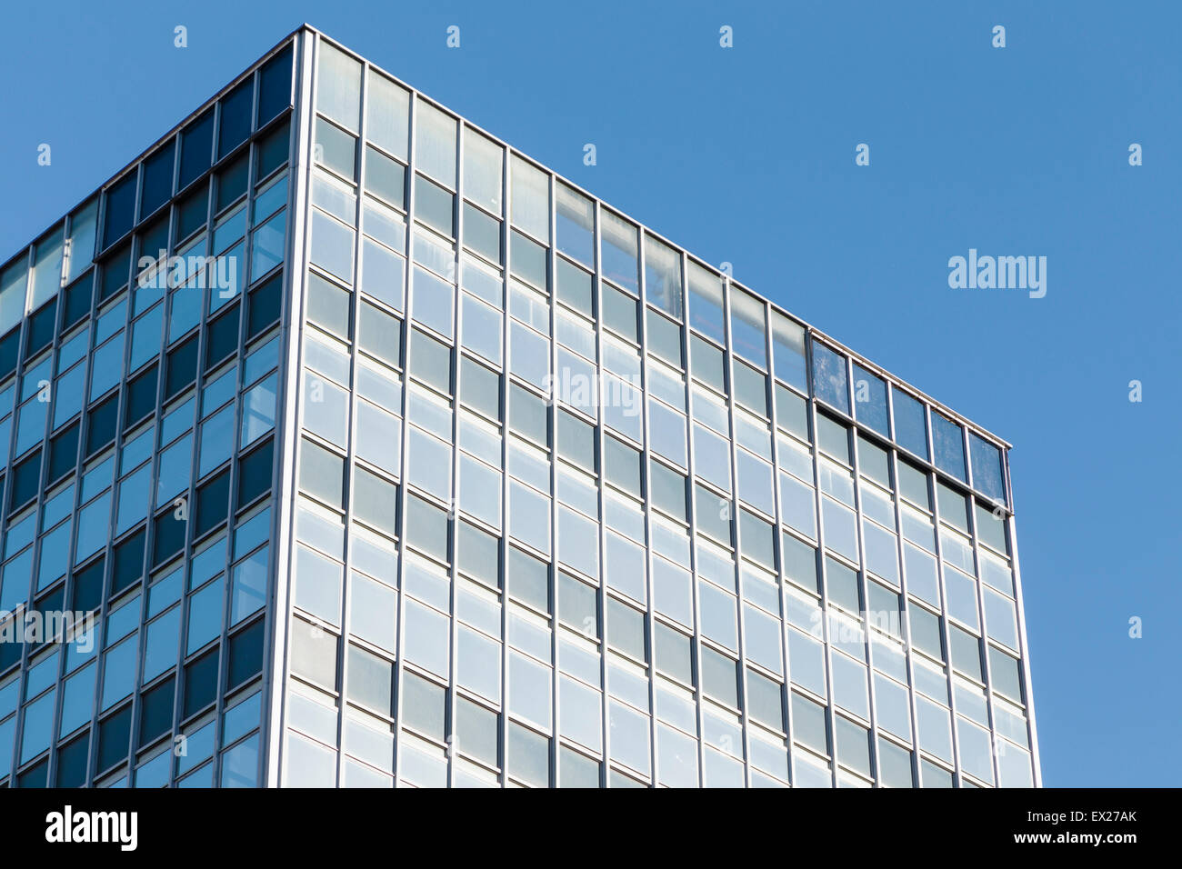 Eine generische moderne Bürogebäude in Manchester vor blauem Himmel. Stockfoto