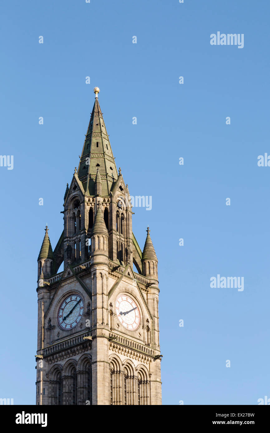 Die ikonischen Uhrturm am Albert Square of Manchester Town Hall, entworfen von viktorianischen Architekten Alfred Waterhouse. Stockfoto