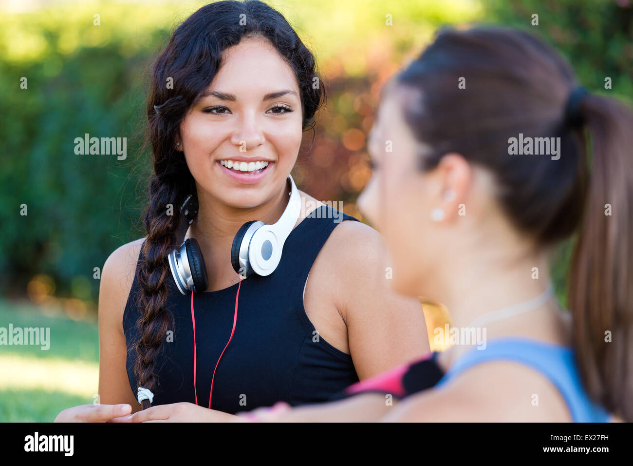 Outdoor Portrait von Mädchen, die Spaß im Park laufen. Stockfoto