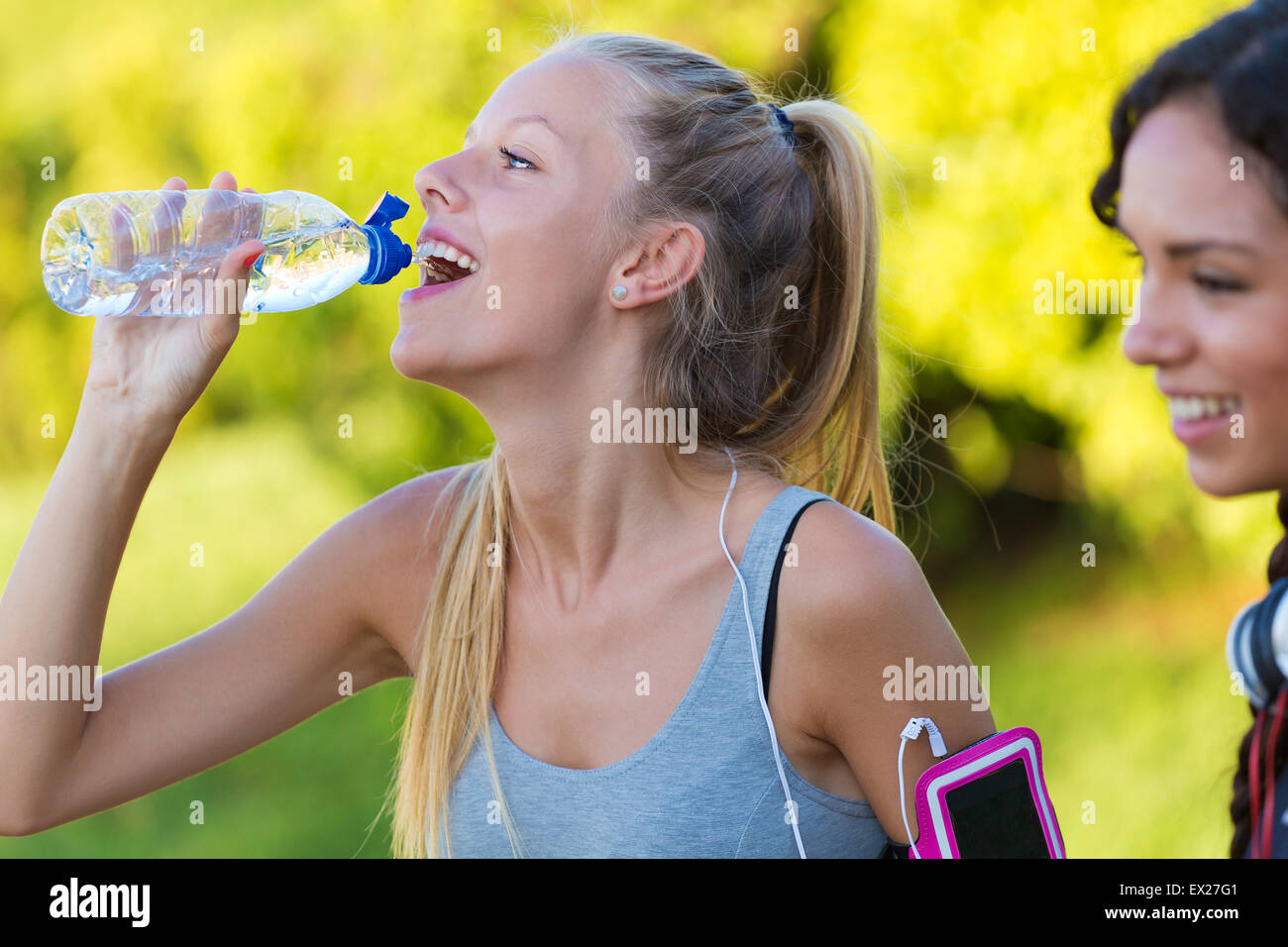 Outdoor Portrait laufen Mädchen Trinkwasser nachlaufen. Stockfoto