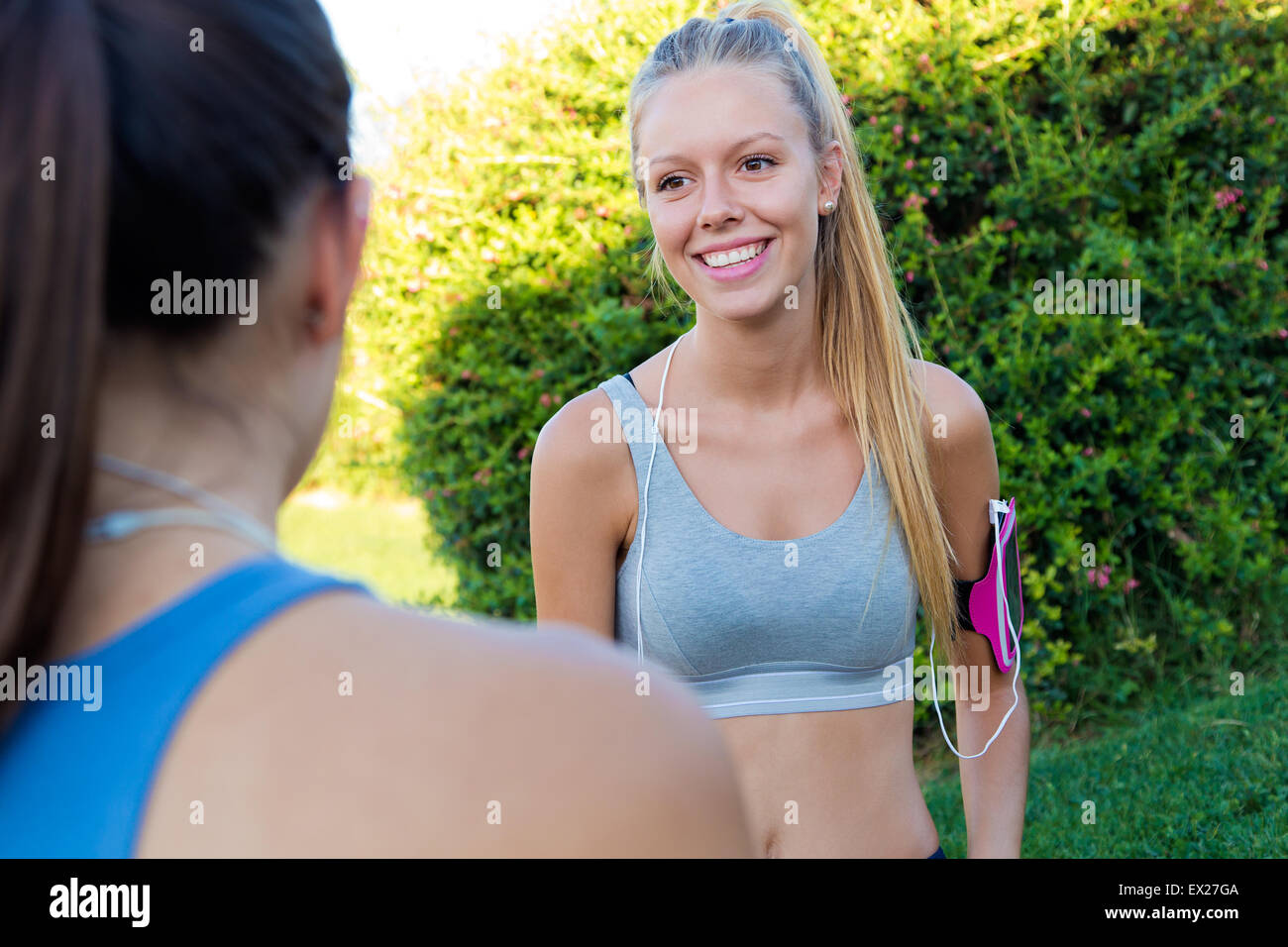 Outdoor Portrait von Mädchen, die Spaß im Park laufen. Stockfoto