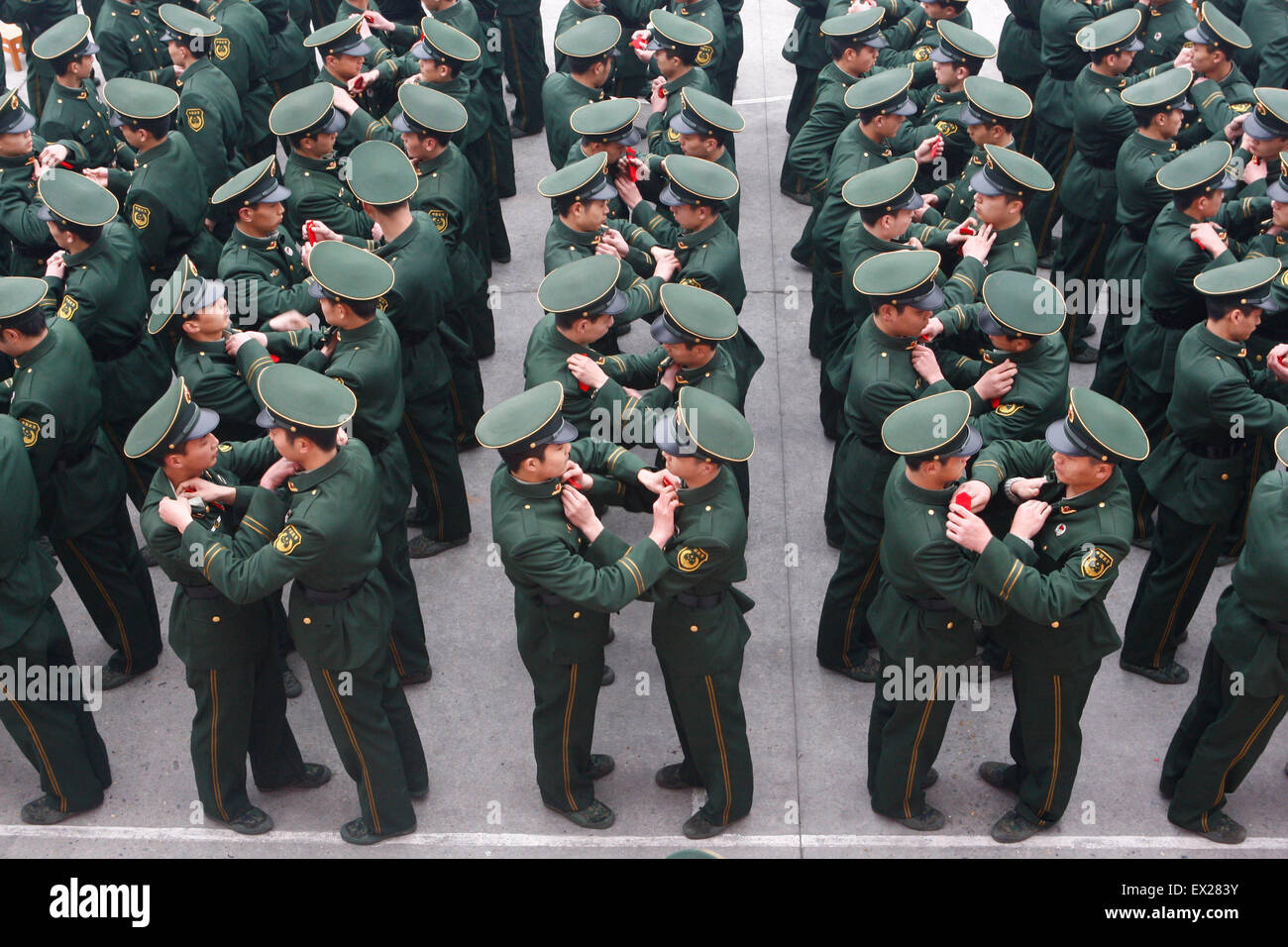 Rekruten der paramilitärischen Polizei tragen Abzeichen füreinander auf ihren Uniformen während einer Rang greated Zeremonie in einem militärischen ba Stockfoto