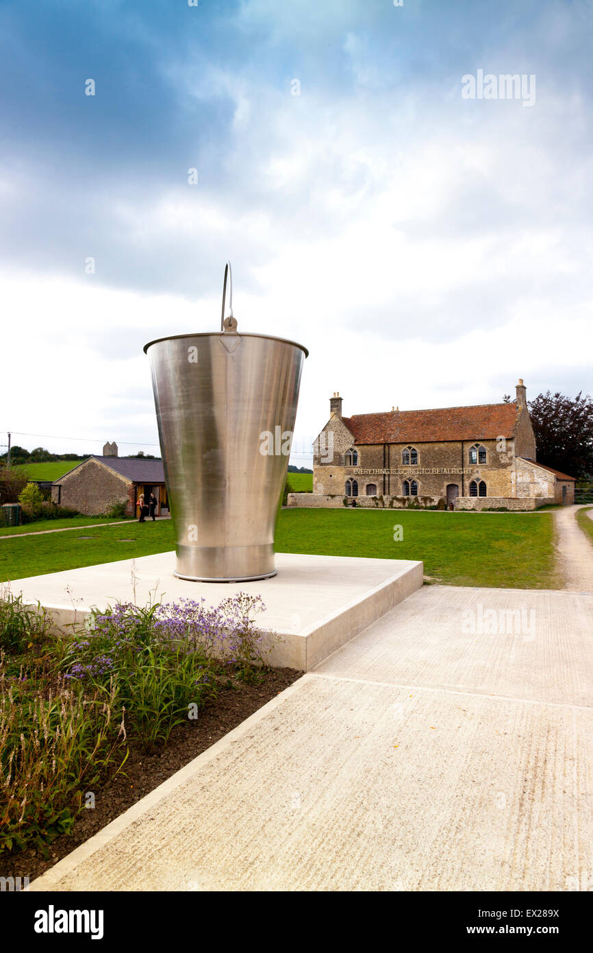 Ein 16 ft hoch Edelstahl Milch Eimer von Subodh Gupta in der Galerie Hauser & Wirth bei Durslade Farm, Bruton, Somerset, England, UK Stockfoto