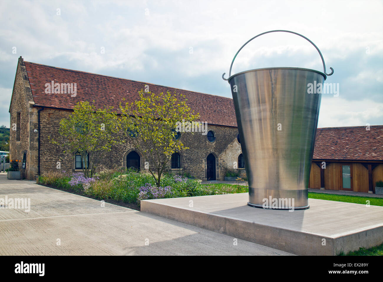 Ein 16 ft hoch Edelstahl Milch Eimer von Subodh Gupta in der Galerie Hauser & Wirth bei Durslade Farm, Bruton, Somerset, England, UK Stockfoto