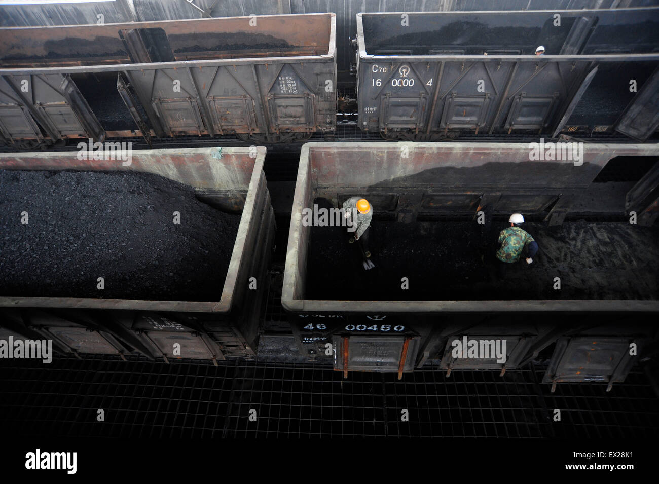 Ein Arbeiter lädt Kohle zu Kohle Deponie eines Bahnhofs in Hefei, Provinz Anhui 9. Februar 2010. VCP Stockfoto