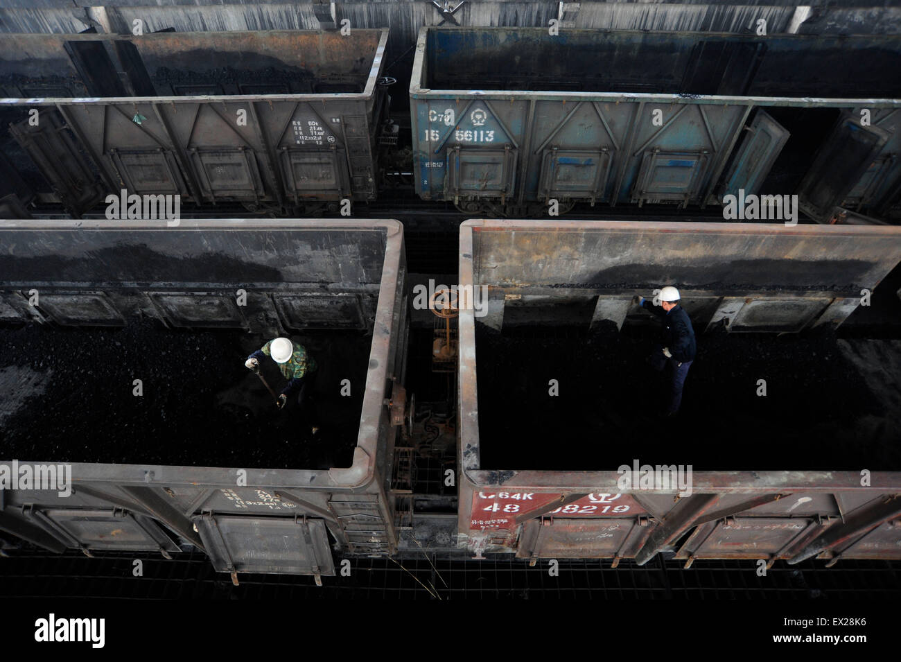 Ein Arbeiter lädt Kohle zu Kohle Deponie eines Bahnhofs in Hefei, Provinz Anhui 9. Februar 2010. VCP Stockfoto